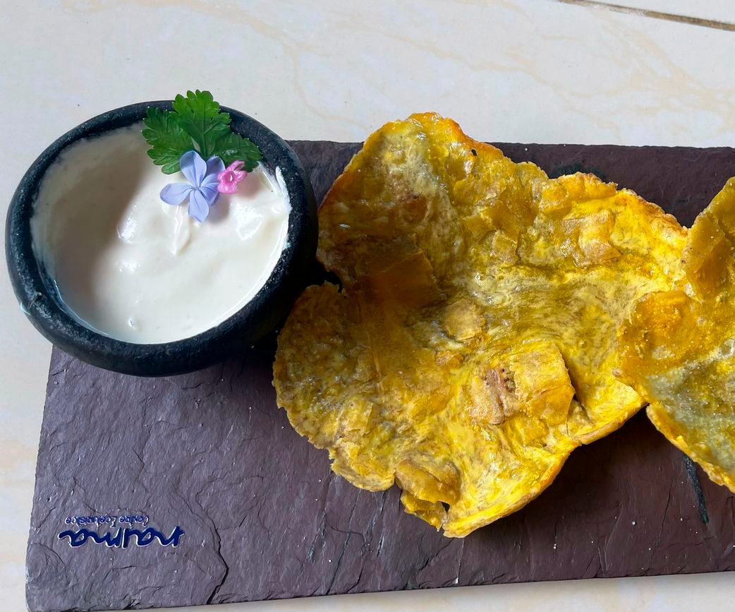 Patacón con queso crema